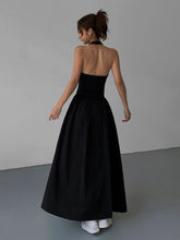 Minimalistisches, rückenfreies, langes Neckholderkleid